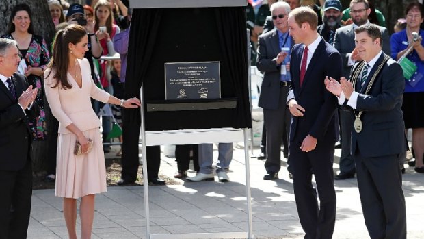Kate and William have unveiled a plaque which dedicates a new plaza in Elizabeth to their son, George.