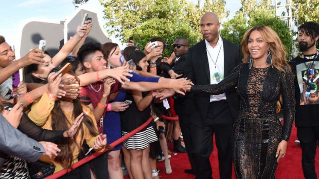 Beyonce (R) attends the 2014 MTV Video Music Awards.