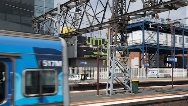 The Federal Government threatens to withhold funding unless South Yarra station is included in the Metro Rail Project. 
