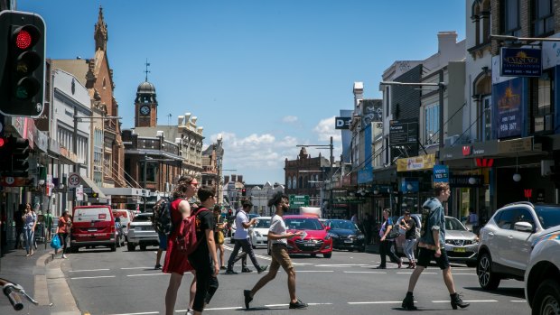 Sydney and Melbourne suburbs have large disparities in their median incomes