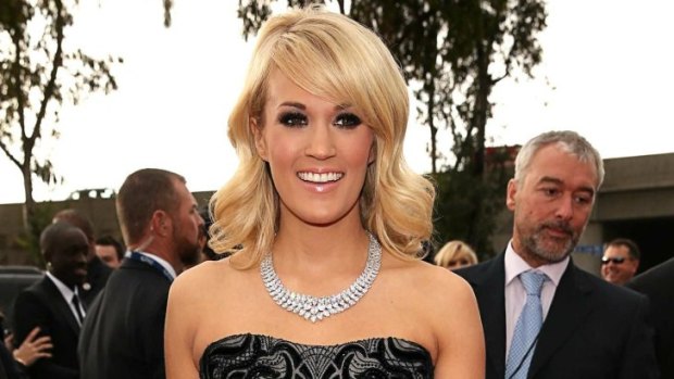 Carrie Underwood and her bling arrive on the red carpet.