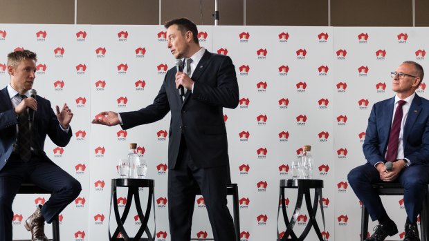 Tesla CEO Elon Musk (centre) and SA Premier Jay Weatherill (right).