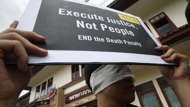 Amnesty International activists protest against the death penalty outside Thailand's Bang Kwan Central Prison.
