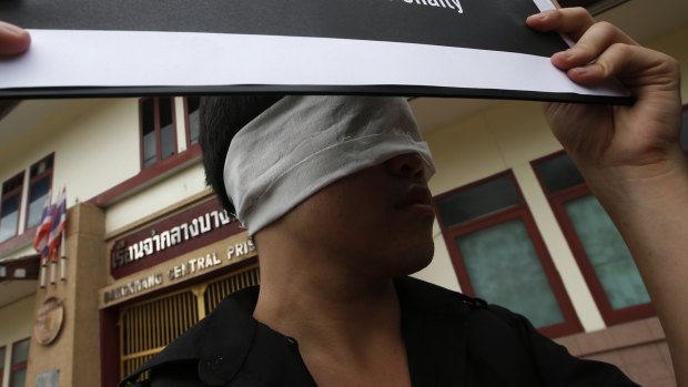 Amnesty International activists protest against the death penalty outside Thailand's Bang Kwan Central Prison.