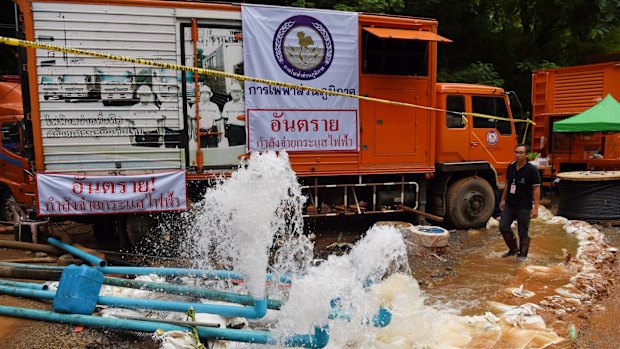 Men from the Electricity Generating Authority of Thailand overseeing the pumping of water from Tham Luang Cave where 12 boys and their soccer coach are waiting to be rescued. Chiang Rai district, Northern Thailand. 4th July, 2018. Photo: Kate Geraghty