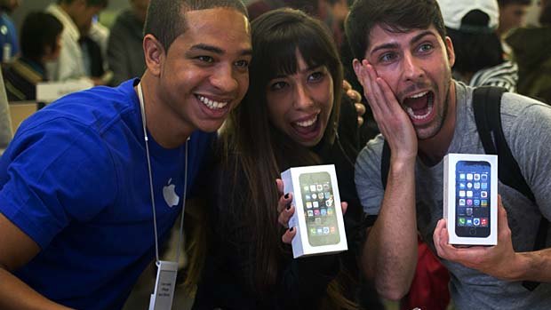 Melisa Racineti and Alejandro de Rosa pose with their new Apple iPhone 5s' at the Apple Store in of Buenos Aires on launch day.