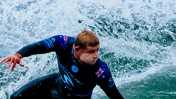 Mick Fanning will have to wait until Thursday to compete in his quarter-final.