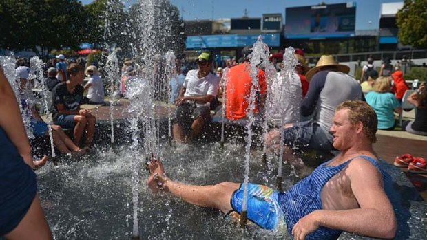 Tennis fans find ways to cool off.