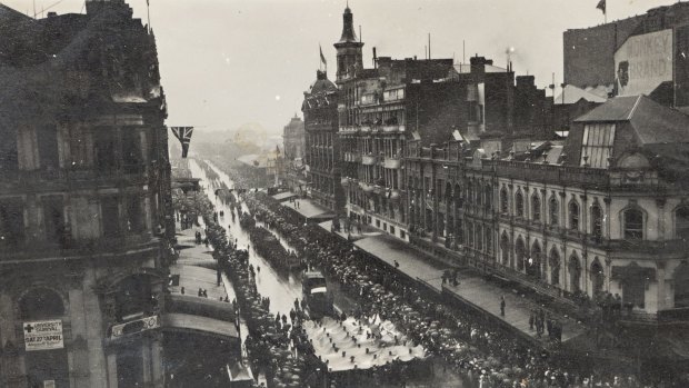 Anzac Day procession marches down Swanston Street, Melbourne in 1918.
