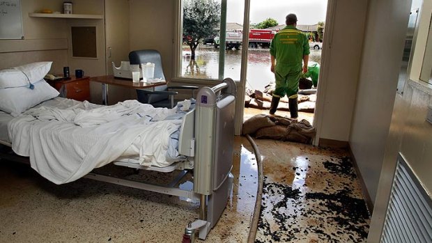 The Numurkah Hospital iss evacuated while SES workers pump water and sand bag the area.