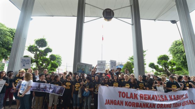 Parents hold a peaceful rally to support Canadian teacher Neil Bantleman and co-accused Indonesian teaching assistant Ferdinand Tjiong at the South Jakarta court in Jakarta in December.