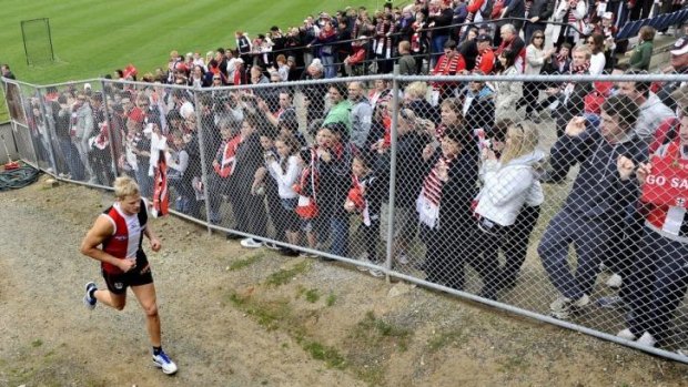 St Kilda fans watch Nick Riewoldt at Moorabbin Oval in preparation for the 2010 grand final.