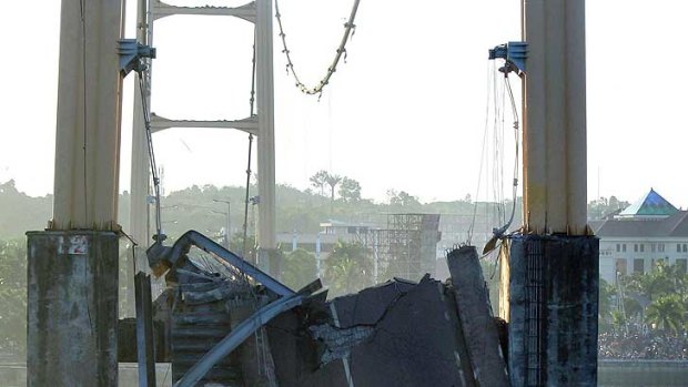 Fatal collapse ...  the ruins of the collapsed Mahakam II Bridge.