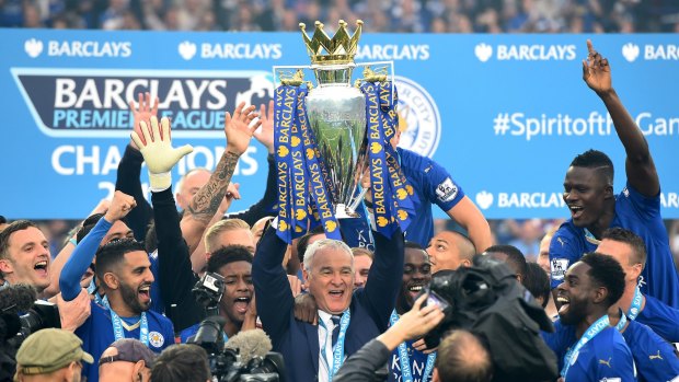 Claudio Ranieri Manager lifts the Premier League trophy with his players. 