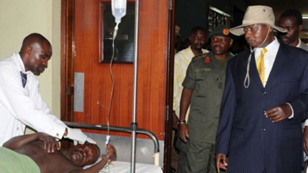 Uganda's President Yoweri Museveni visits a victim in Kampala's Mulago hospital.