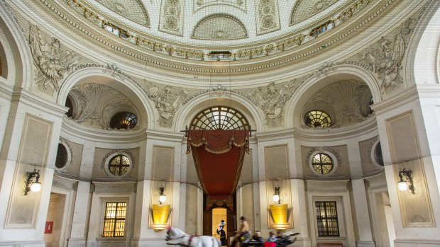 移动在巴黎、伦敦和柏林,维也纳是一卷。