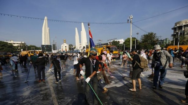 Truce: Anti-government protesters clean streets in front of the Democracy Monument in Bangkok