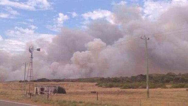 Bushfire threatens homes in Dongara south of Geraldton, photo courtesy @Gerogram.