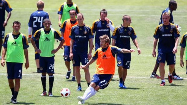 Bend it like ... David Beckham trains with the LA Galaxy yesterday at EnergyAustralia Stadium.