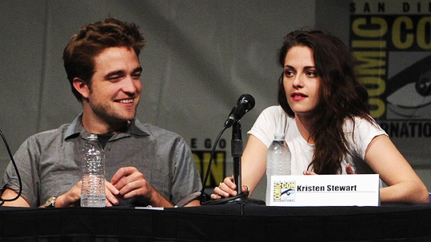 Robert Pattinson and Kristen Stewart chat with fans at Comic-Con.