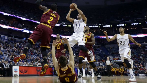 New Orleans Pelicans shooting guard Eric Gordon shoots over Cleveland Cavaliers guards Kyrie Irving and Matthew Dellavedova.