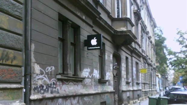 Another fake "Apple" store in China posted on the BirdAbroad blog.