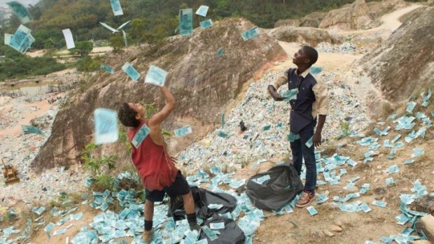 Three boys find themselves with a wallet containing cash in <i>Trash</i>.