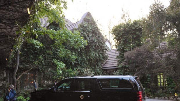 The presidential SUV arrives outside George Clooney's house.