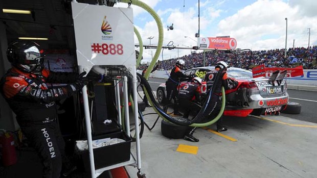 V8 authorities have agreed to impose a minimum number of compulsory pit stops for the field to reduce the fuel consumption handicap of the Nissans and Mercedes-Benzes.
