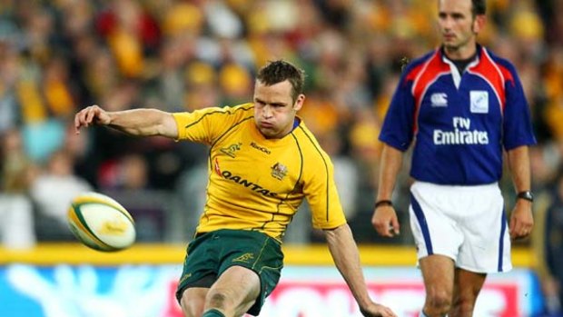 Matt Giteau of the Wallabies misses a penalty goal from in front of the posts in the 70th minute.