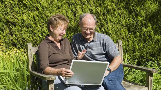 Sharing photos and chatting online can help reduce loneliness in elderly people who are socially isolated, a Melbourne University study has found.