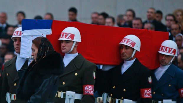 Members of a Turkish forces honour guard carry the Russian flag-draped coffin of Russian Ambassador to Turkey Andrei Karlov.