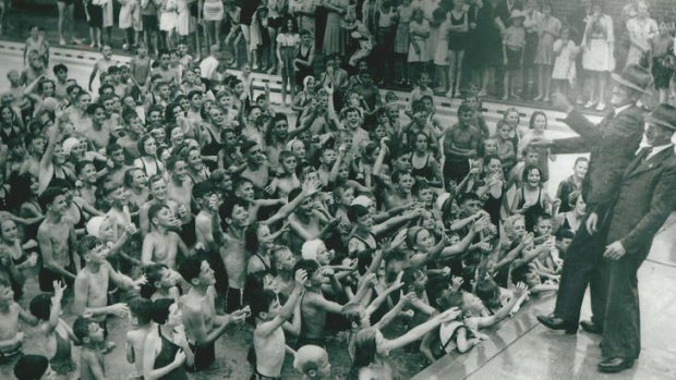 The "halfpenny scramble": Hundreds of children wait for the mayor of Bankstown, William Robert Wylie, to toss halfpennys into the pool.
