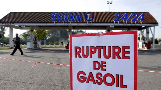 Service stations declared ''no more fuel''.