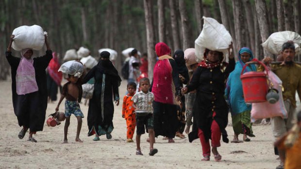 Bangladeshi evacuees head towards shelters as Cyclone Mahasen moves towards landfall in Cox's Bazar.