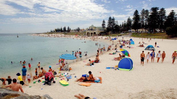 AFR. people cooling down on Cottesloe Beach Western Australia. 3JAN08. Pic by Megan Lewis.