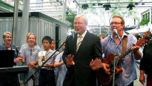 Kevin Rudd singing the lyrics the song "For the common good" in the Queen Street Mall.
