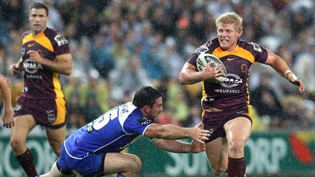 Ben Hannant charges past the Bulldogs defence.