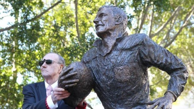 Rugby League Immortal  Reg Gasnier unveils his statue at the SCG in 2010.