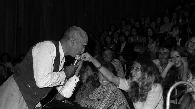 Alf Garnett (aka Warren Mitchell) performs before some 300 people at Macquarie University as part of the uni's Orientation Week, 5 March 1972.