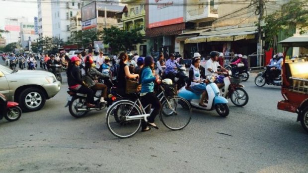 No give way: Phnon Penh traffic