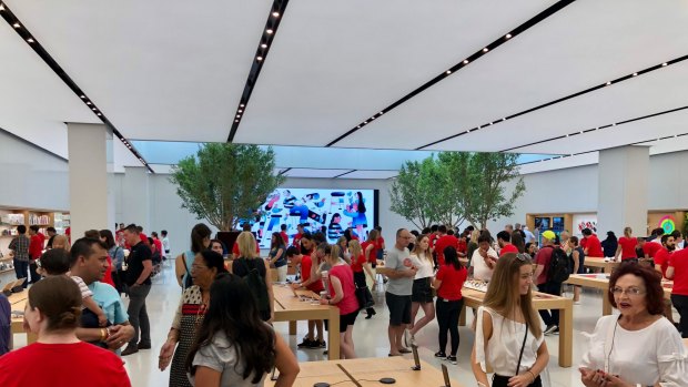 Apple Store at Fashion Show Mall Editorial Image - Image of