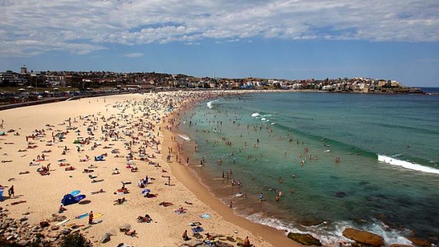 Sweltering ... large crowds flock to Bondi Beach to cool off.