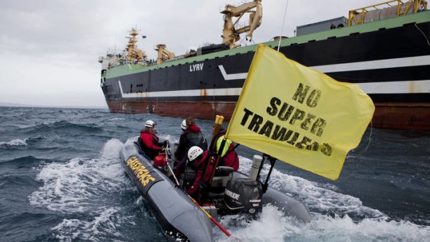 Greenpeace activists close in on the Margiris.