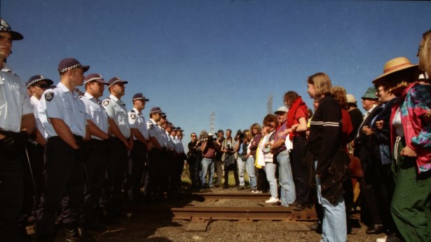 Police and picketers line up against each other at Swanson Dock, Melbourne. April 18, 1998.