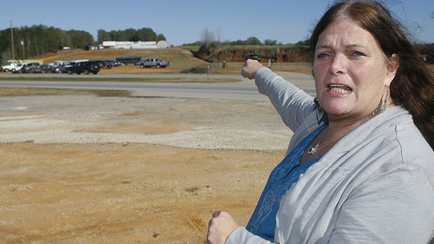 Menacing ... Ronda Wilbur, a neighbour of  Jimmy Lee Dykes, points as she speaks with the media about encounters she's had with him at the scene of the shooting and hostage taking in Midland City, Alabama.