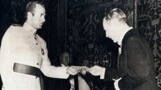 Spanish mission . . . Hugh Gilchrist presents his credentials to King Juan Carlos of Spain in 1976.