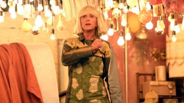 Actress Kristen Wiig lip-syncs Sia's <i>Chandelier</i>.