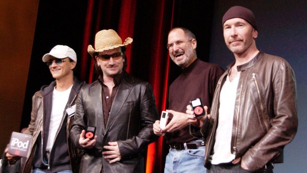Steve Jobs with U2 at release of the Apple iPod U2 edition in 2004.