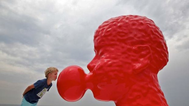 Sculpture by the Sea: Otto French examines Qian Sihua's Bubble.